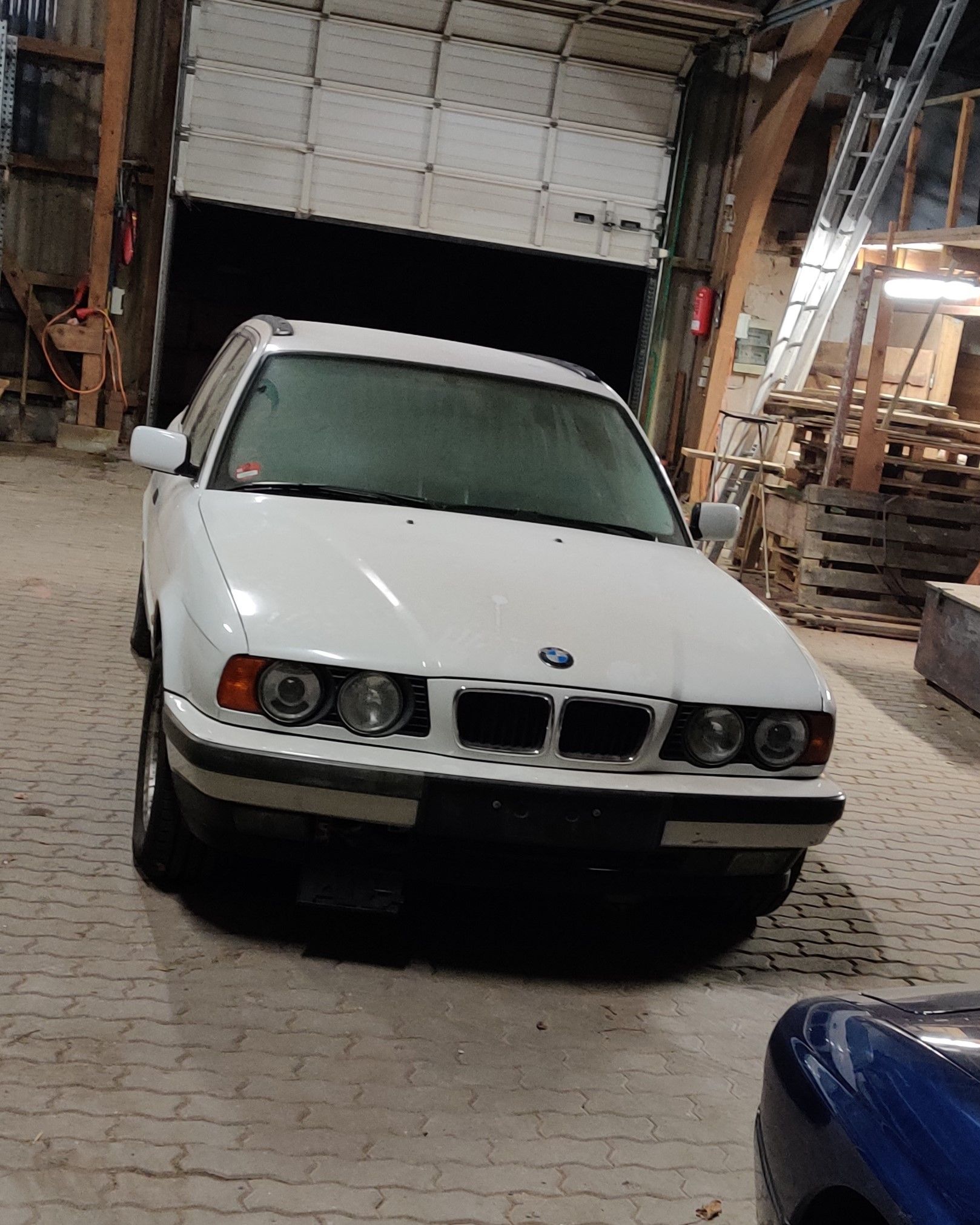 Der schwarz-weiße BMW