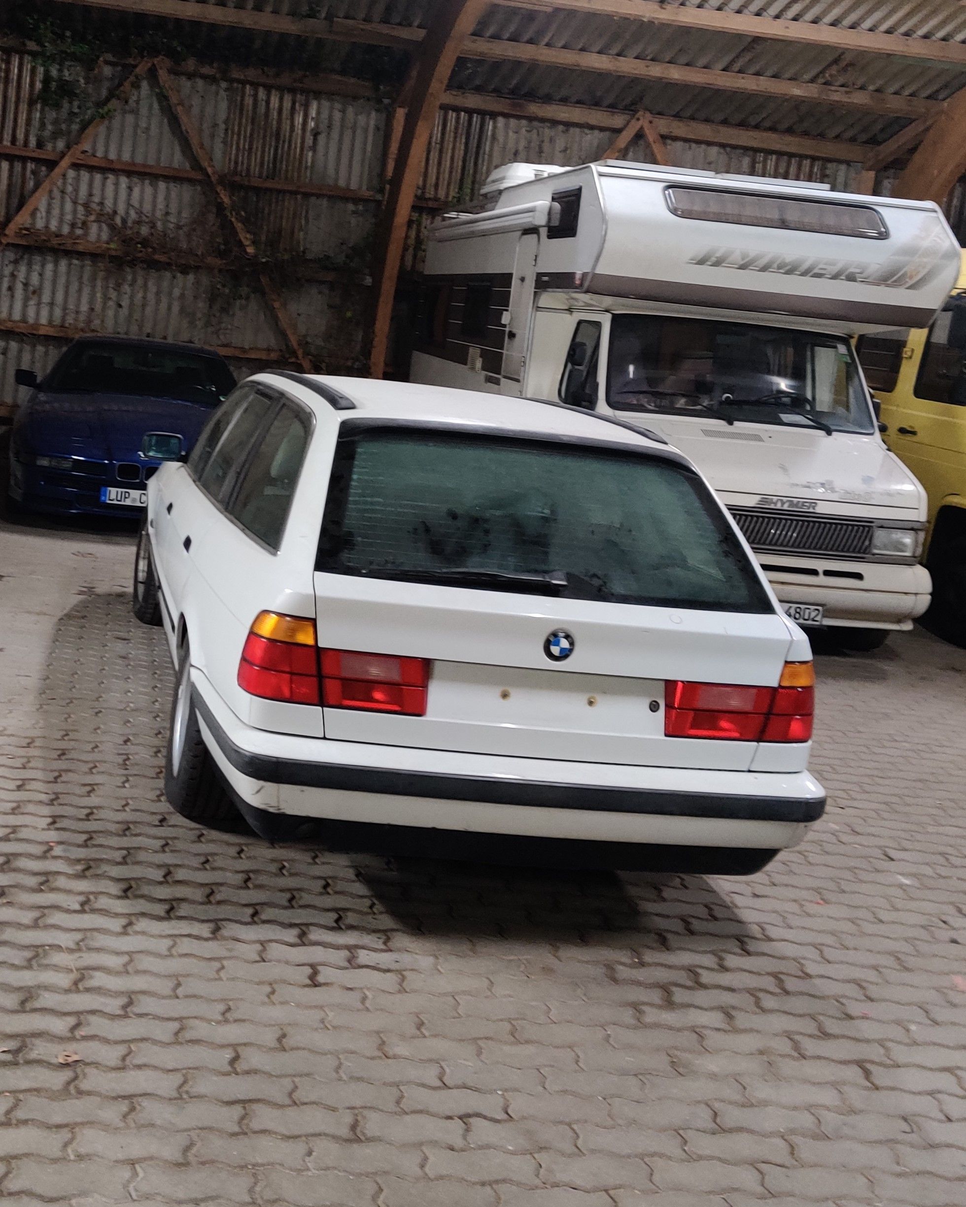 Der schwarz-weiße BMW